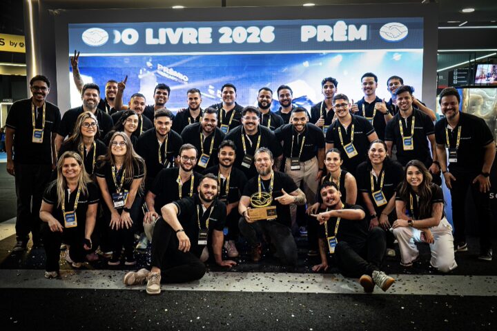 Dhiego Rosa (ao centro com o troféu em mãos) e a equipe do Grupo Escalada comemorando o prêmio de Melhor Consultoria Oficial do Mercado Livre, entregue no Mercado Livre Experience, em São Paulo, em setembro de 2026.