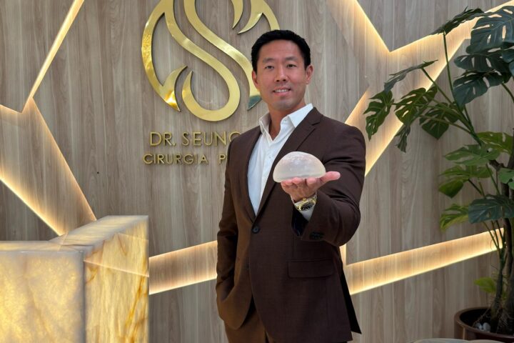 Dr. Seung Hoon Lee é graduado em Medicina, com residência médica em Cirurgia Plástica